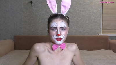 Hoʻomoʻu mālie ʻo Sexy Bunny i ka Dick Nui a BFF