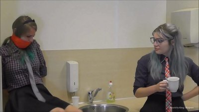 Hoʻohui / nakinaki ʻia a hoʻopaʻa ʻia / wahine i ka pilikia